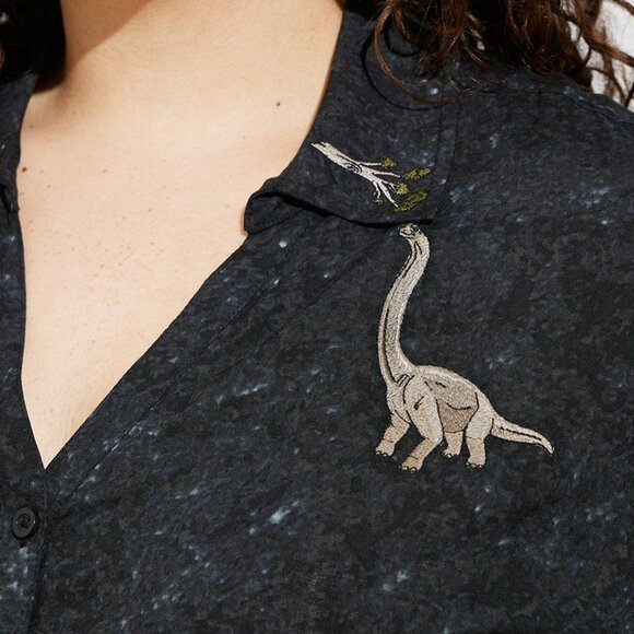 TORRID Universal Jurassic Park Button Front Roll Sleeve Blouse Size 1 - Picture 4 of 4